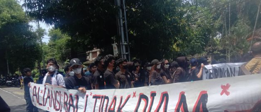 Mahasiswa Bali Geruduk DPRD, Tolak Pemotongan Anggaran Pendidikan