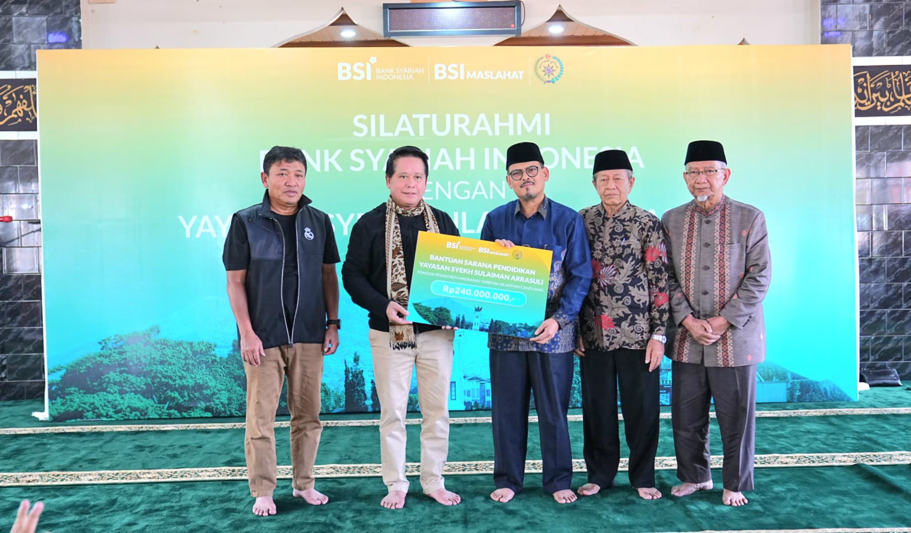 (Video) BSI Serahkan Bantuan Infrastruktur Pesantren di Bukittinggi