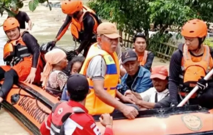 Banjir 1,5 Meter, Empat Desa di Karawang Selatan Terisolasi Akibat Luapan Sungai Cibeet