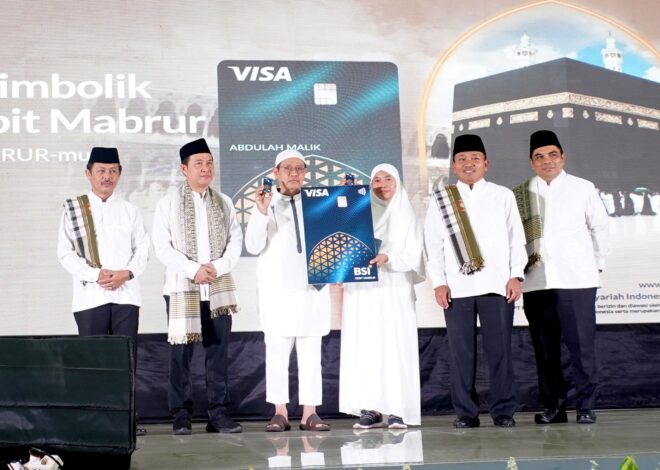 Support Manasik Haji Nasional Serentak di Seluruh Indonesia, BSI Serahkan Kartu BSI Debit Mabrur kepada Calon Jamaah