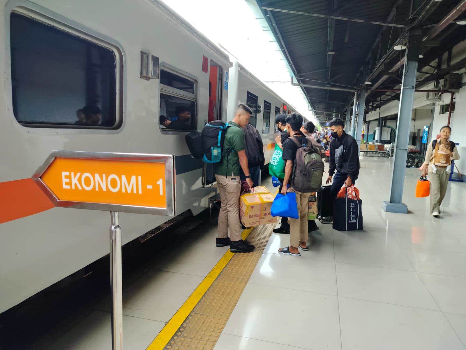 KAI Layani 1,66 Juta Pelanggan, Jual 3,4 Juta Tiket, dan Hadirkan Layanan Pengiriman Kucing Mudik dengan Kalog Express