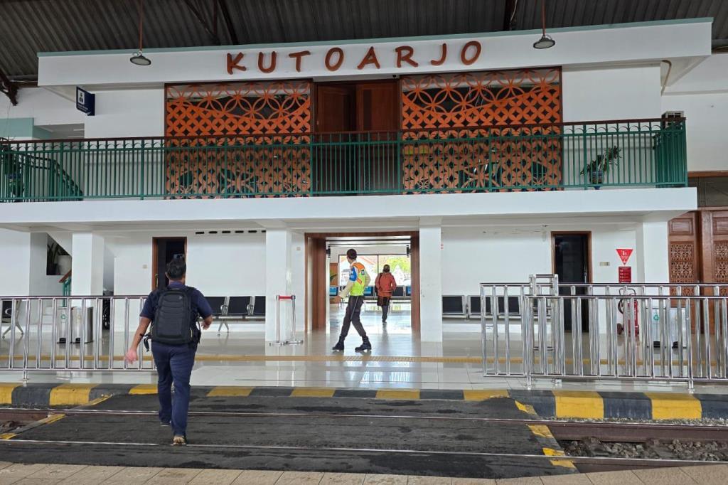 (VIDEO) KAI Tingkatkan Layanan dengan Kereta Tambahan di Stasiun Kutoarjo Menyambut Libur Kenaikan Yesus Kristus