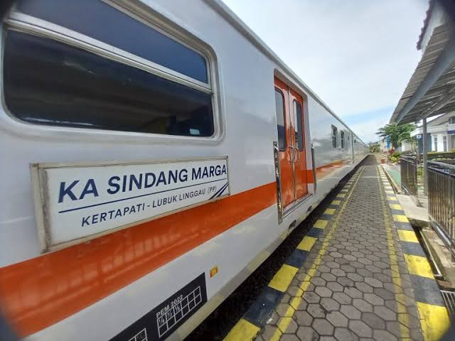 Perawatan Lokomotif KAI Divre III Palembang di Depo Kertapati untuk Layanan Libur Waisak