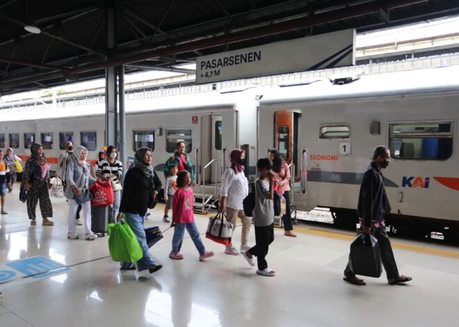 Libur Panjang Waisak, Okupansi Kereta Tembus 104 Persen: KAI Jaga Layanan Optimal