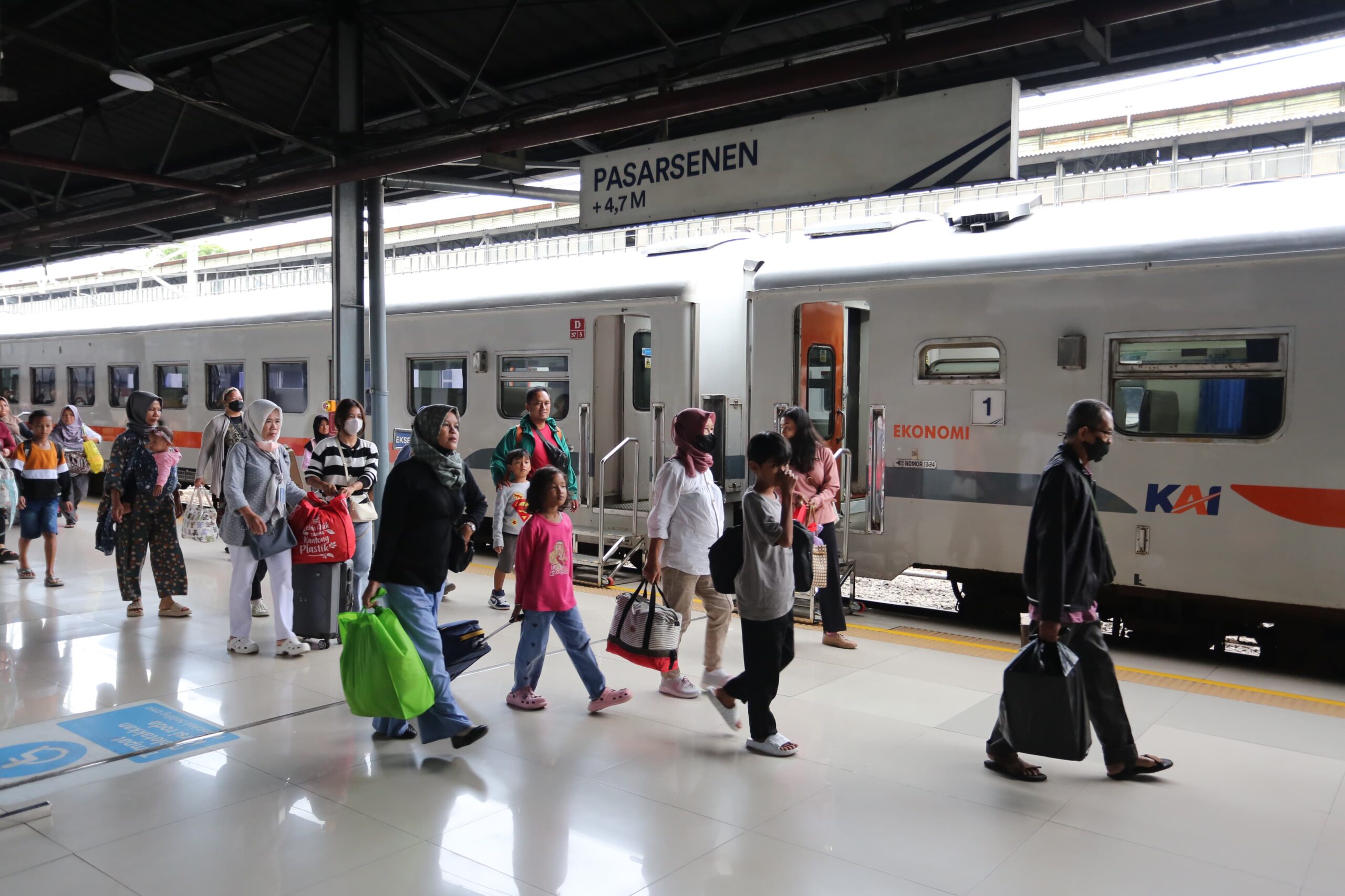 Arus Balik Waisak 2025: Kereta Api Mendominasi dengan Okupansi Tembus 104%