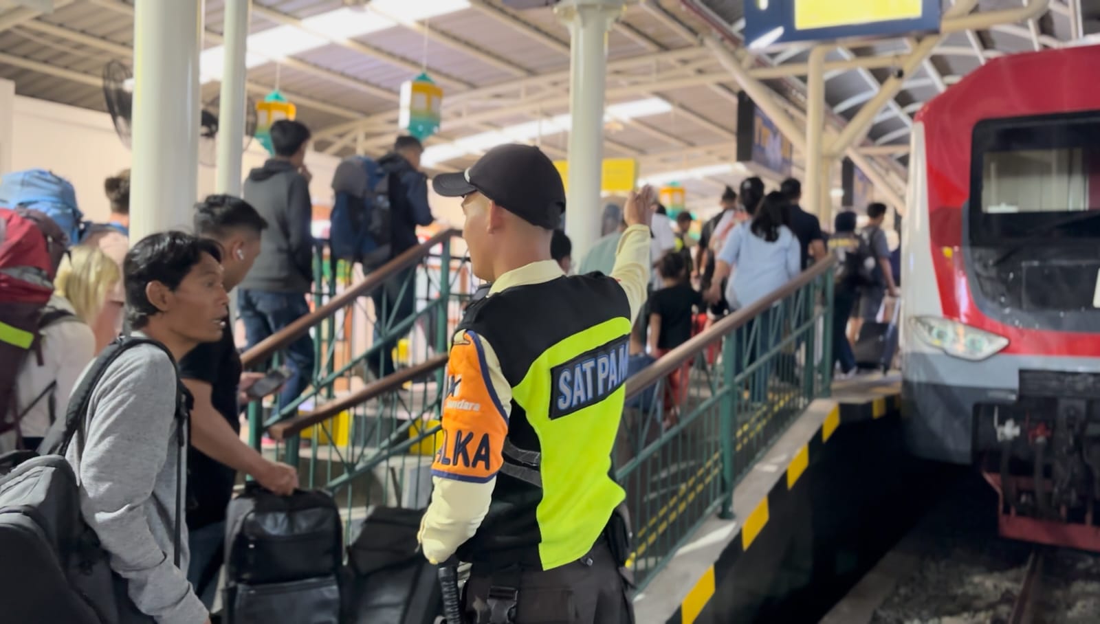 KAI Bandara Sukses Layani 110 Ribu Penumpang Saat Libur Waisak 2025